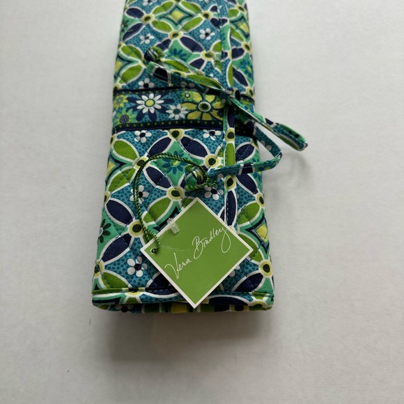 NWT Vera Bradley Make Up Brush travel set. “Daisy Daisy” pattern. - Picture 3 of 16